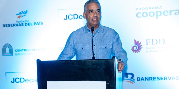 Ministro Joel Santos destaca potencial de la artesanía de larimar en el sector turístico dominicano