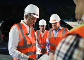 Presidente Abinader supervisa personalmente esta noche la construcción del paso a desnivel en la Prolongación 27 de Febrero con Isabel Aguiar