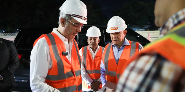 Presidente Abinader supervisa personalmente esta noche la construcción del paso a desnivel en la Prolongación 27 de Febrero con Isabel Aguiar