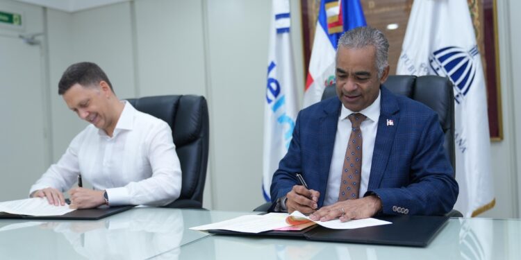 Energía y Minas y Edenorte firman acuerdo para proyecto de electrificación en La Cruz de Cabrera, Dajabón