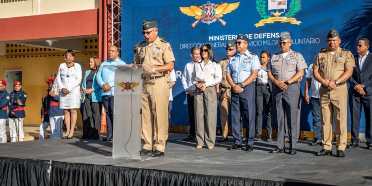 Jóvenes del barrio Capotillo inician entrenamiento del Servicio Militar Voluntario del MIDE