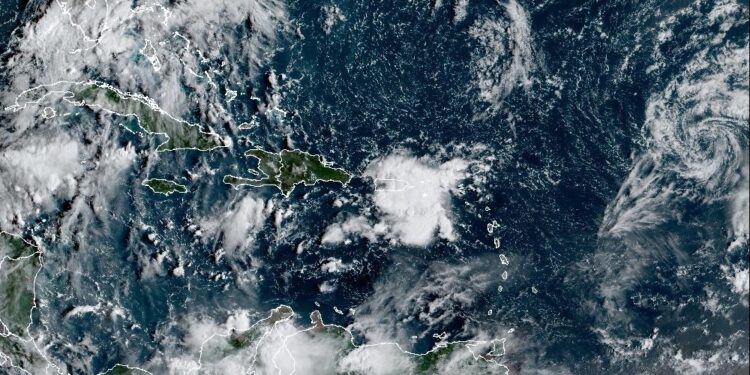 Indomet pronostica chubascos y aguaceros locales con tormentas eléctricas por onda tropical y vaguada