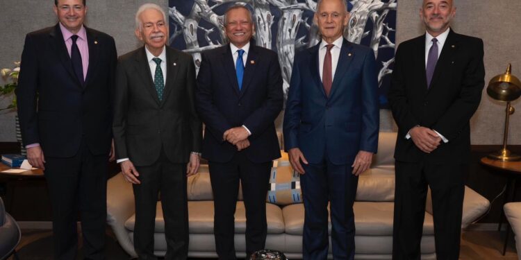 Presidente ejecutivo de Banreservas recibe visita de ejecutivos del BHD