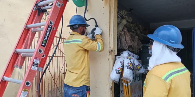 Edesur desmantela más de 6,590 conexiones ilegales y regulariza a miles de clientes en 10 provincias