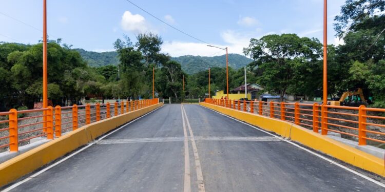 Presidente Abinader entrega puente sobre el río Bajabonico Arriba, fortaleciendo la comunicación y el desarrollo agrícola en Altamira, Puerto Plata
