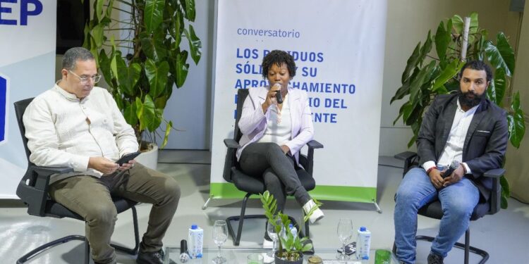 INFOTEP promueve desarrollo sostenible en conversatorio sobre manejo de residuos sólidos