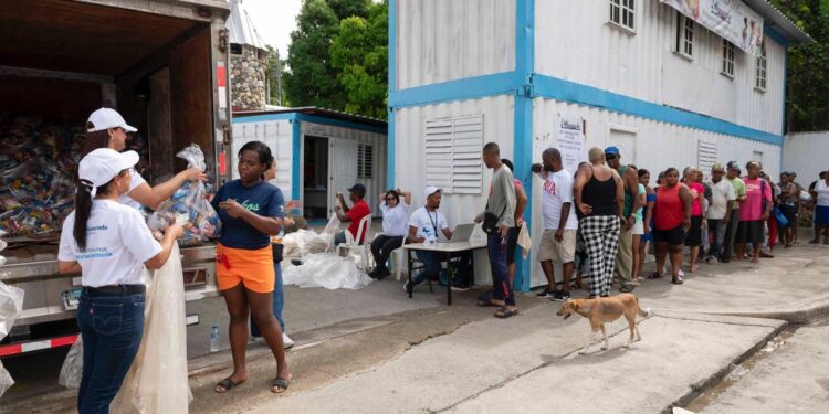 Voluntariado Banreservas beneficia a más de 700 familias en jornada del programa “Vida para el Ozama”