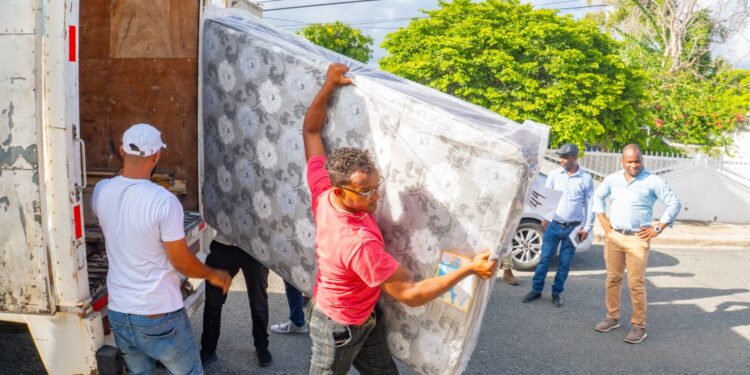 INAVI entrega ayudas a más de 160 familias afectadas por inundaciones en Azua