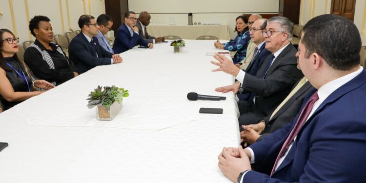 Consultor Jurídico del Poder Ejecutivo recibe a delegación del Foro Internacional de Salud Mental y Sistema Penitenciario