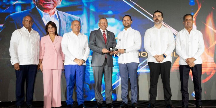 Productores de asfalto reconocen al doctor Leonardo Aguilera por su apoyo al desarrollo del sector