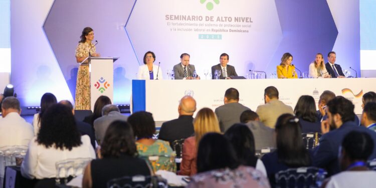 Gobierno dominicano y CEPAL reafirman su compromiso con la inclusión laboral y la protección social en seminario de alto nivel