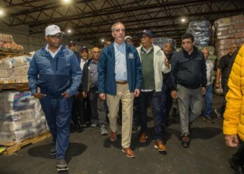 Presidente Luis Abinader supervisó los alimentos que se están entregado a las poblaciones en alerta roja ante el paso de la tormenta Melissa