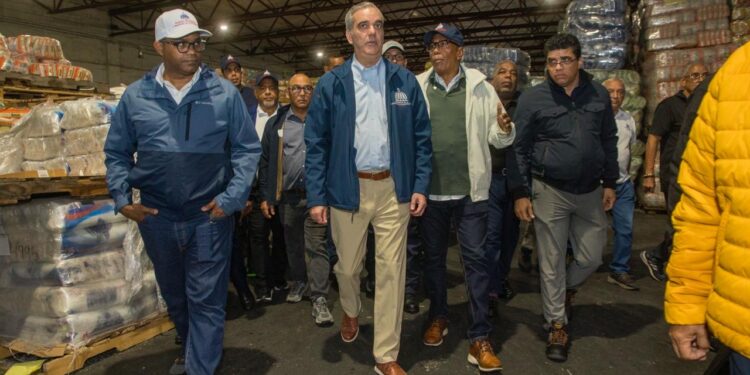 Presidente Luis Abinader supervisó los alimentos que se están entregado a las poblaciones en alerta roja ante el paso de la tormenta Melissa