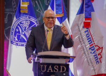 Fabricio Gómez Mazara recibe reconocimiento de la Federación Dominicana de Cosmetología en la UASD