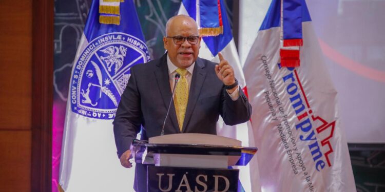 Fabricio Gómez Mazara recibe reconocimiento de la Federación Dominicana de Cosmetología en la UASD