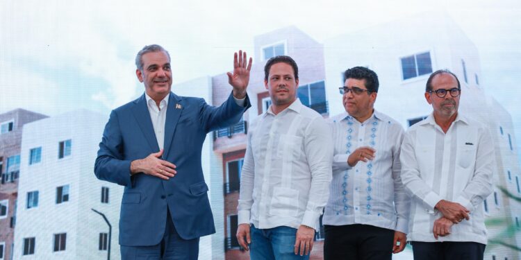Presidente Abinader supera las 20 mil viviendas entregadas en su gestión; este domingo, 488 familias en SDE recibieron su nuevo hogar