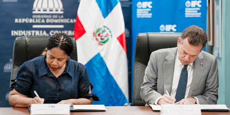 MICM e IFC firman acuerdo para impulsar inversión extranjera sostenible en sectores de alto valor agregado