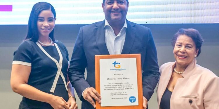 Presidente del CONADIS, Benny Metz, recibe reconocimiento de la Fundación Gissell Eusebio