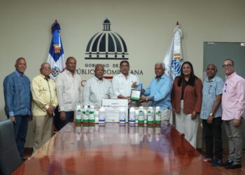 Ministro Limber Cruz entrega productos fitosanitarios a clústeres de mango y aguacate para fortalecer la producción nacional