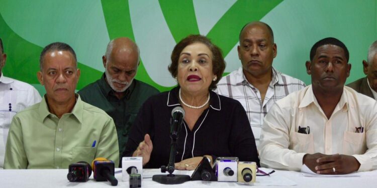 El Gobierno castiga con impuestos indebidos a más de 750 mil asalariados, afirma Fuerza del Pueblo