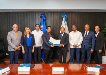 Carlos Pimentel y Veedores validan transparencia en licitación del nuevo sistema de licencias de conducir del INTRANT