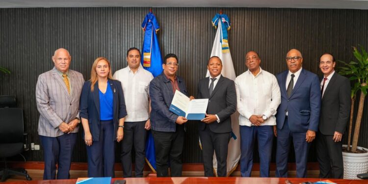 Carlos Pimentel y Veedores validan transparencia en licitación del nuevo sistema de licencias de conducir del INTRANT