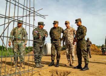 Ministro de Defensa sostiene reunión de alto nivel con directivos de CODEVI y supervisa avances de la verja perimetral fronteriza en Dajabón