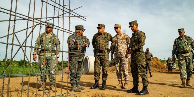 Ministro de Defensa sostiene reunión de alto nivel con directivos de CODEVI y supervisa avances de la verja perimetral fronteriza en Dajabón