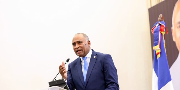 Julito Fulcar rinde cuentas ante multitudinario acto en Baní y presenta el Plan Estratégico de Desarrollo Sostenible de Peravia