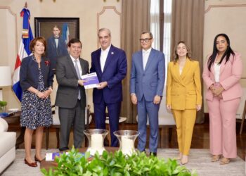 Presidente Abinader recibe documento de política pública elaborado por la CEPAL sobre el fortalecimiento del sistema de protección social