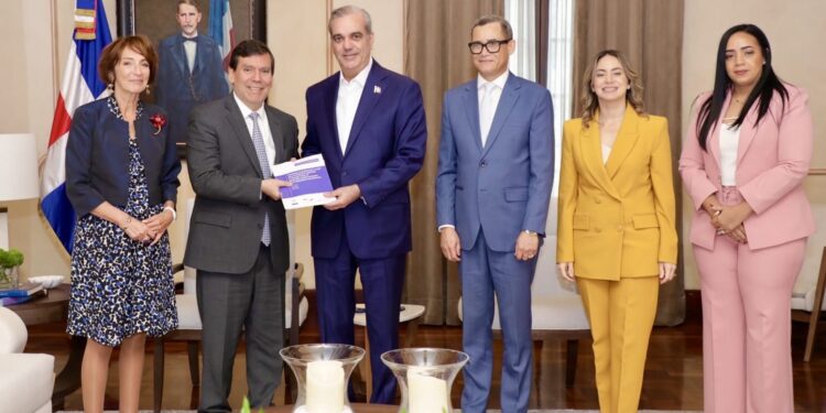 Presidente Abinader recibe documento de política pública elaborado por la CEPAL sobre el fortalecimiento del sistema de protección social