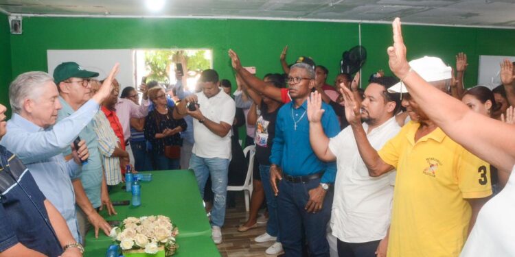 Freddy Pérez juramenta en la FP a dirigentes del PLD y PRM en Montecristi