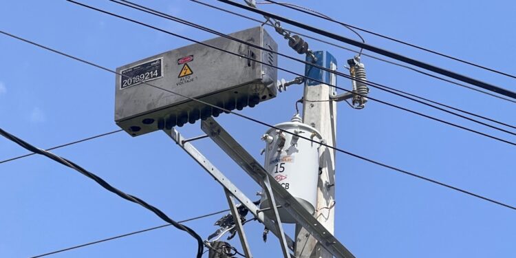 Edesur rehabilita redes eléctricas y mejora iluminación en varias comunidades de Peravia y San Juan