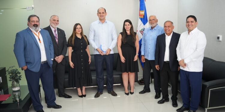 Asociación de Suplidores de Medicamentos reconoce liderazgo y eficiencia de Adolfo Pérez durante su gestión en PROMESE/CAL