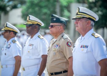 Ministro de Defensa realiza visita de trabajo a la Base Naval “27 de Febrero” y reconoce la labor de la Armada en la defensa de la soberanía nacional