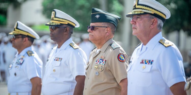 Ministro de Defensa realiza visita de trabajo a la Base Naval “27 de Febrero” y reconoce la labor de la Armada en la defensa de la soberanía nacional