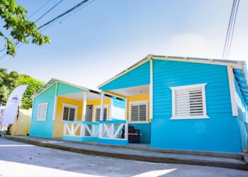 Propeep entrega dos viviendas a familias que las perdieron en un incendio en Haina