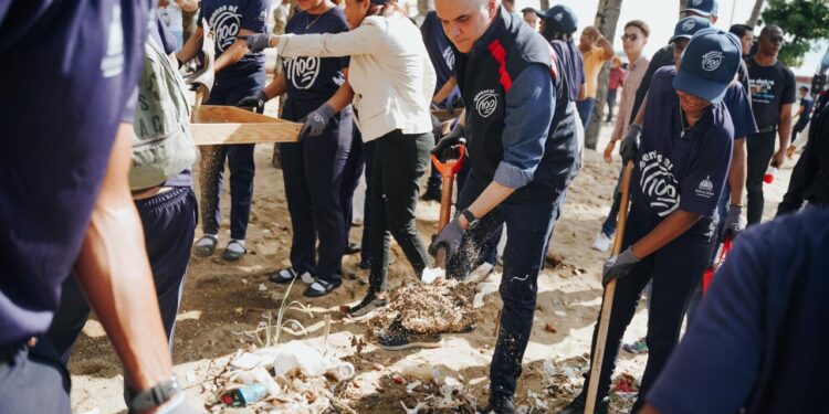Ministro Luis Miguel De Camps encabeza primera acción formativa de “Agentes al 100” con jornada de limpieza en la Playa de Montesinos