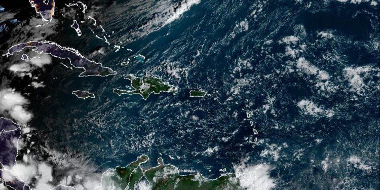 Indomet pronostica aguaceros y tronadas este martes por efectos de una vaguada