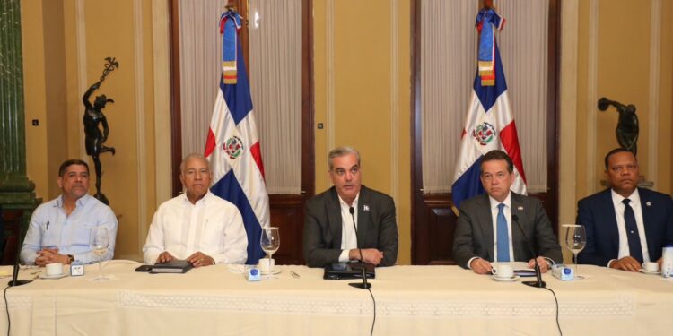 Presidente Abinader impulsa acciones para garantizar abastecimiento y estabilidad de precios durante la temporada navideña en todo el país