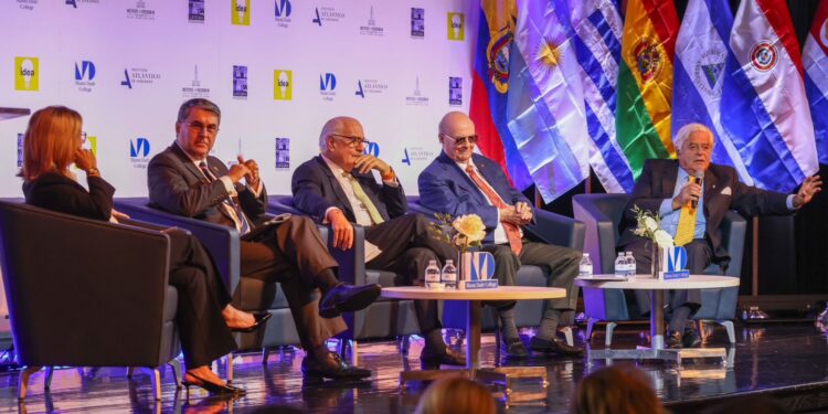 Hipólito Mejía resalta la fortaleza democrática dominicana en X Diálogo Presidencial en Miami Dade College