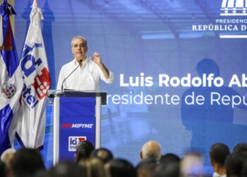 Abinader encabeza entrega de RD$150 millones en créditos para 630 mipymes en DN; Indotel impulsa programa de alfabetización digital