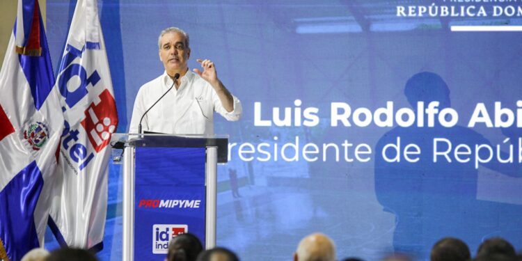 Abinader encabeza entrega de RD$150 millones en créditos para 630 mipymes en DN; Indotel impulsa programa de alfabetización digital