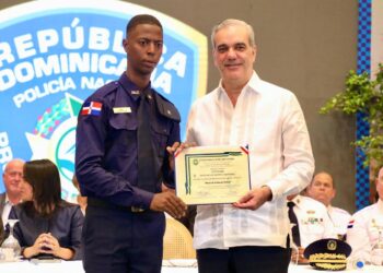 Presidente Abinader juramenta 2,421 nuevos agentes, con ello suman 6,500 policías formados en el marco de la Reforma Policial