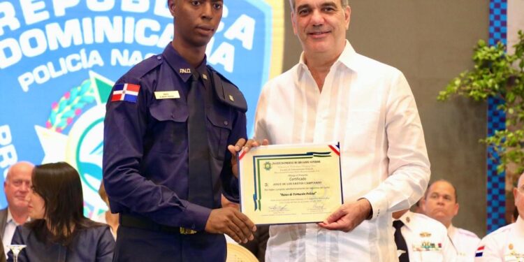 Presidente Abinader juramenta 2,421 nuevos agentes, con ello suman 6,500 policías formados en el marco de la Reforma Policial