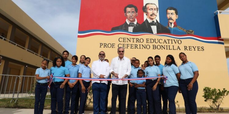 Presidente Abiander entrega nuevo liceo en Santiago para garantizar educación de calidad a 840 estudiantes