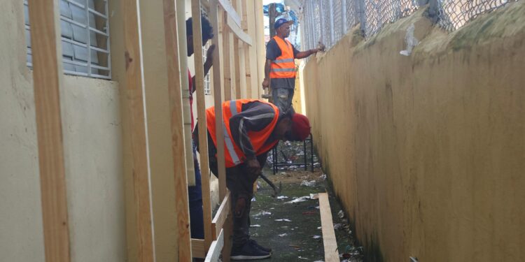 Infraestructura Escolar trabaja en la rehabilitación de escuelas afectadas por aguaceros de tormenta Melissa