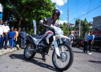Propeep dona dos motocicletas al destacamento de la Policía Nacional en La Zurza II para fortalecer la seguridad en la zona