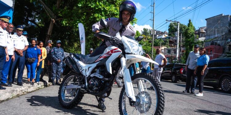 Propeep dona dos motocicletas al destacamento de la Policía Nacional en La Zurza II para fortalecer la seguridad en la zona