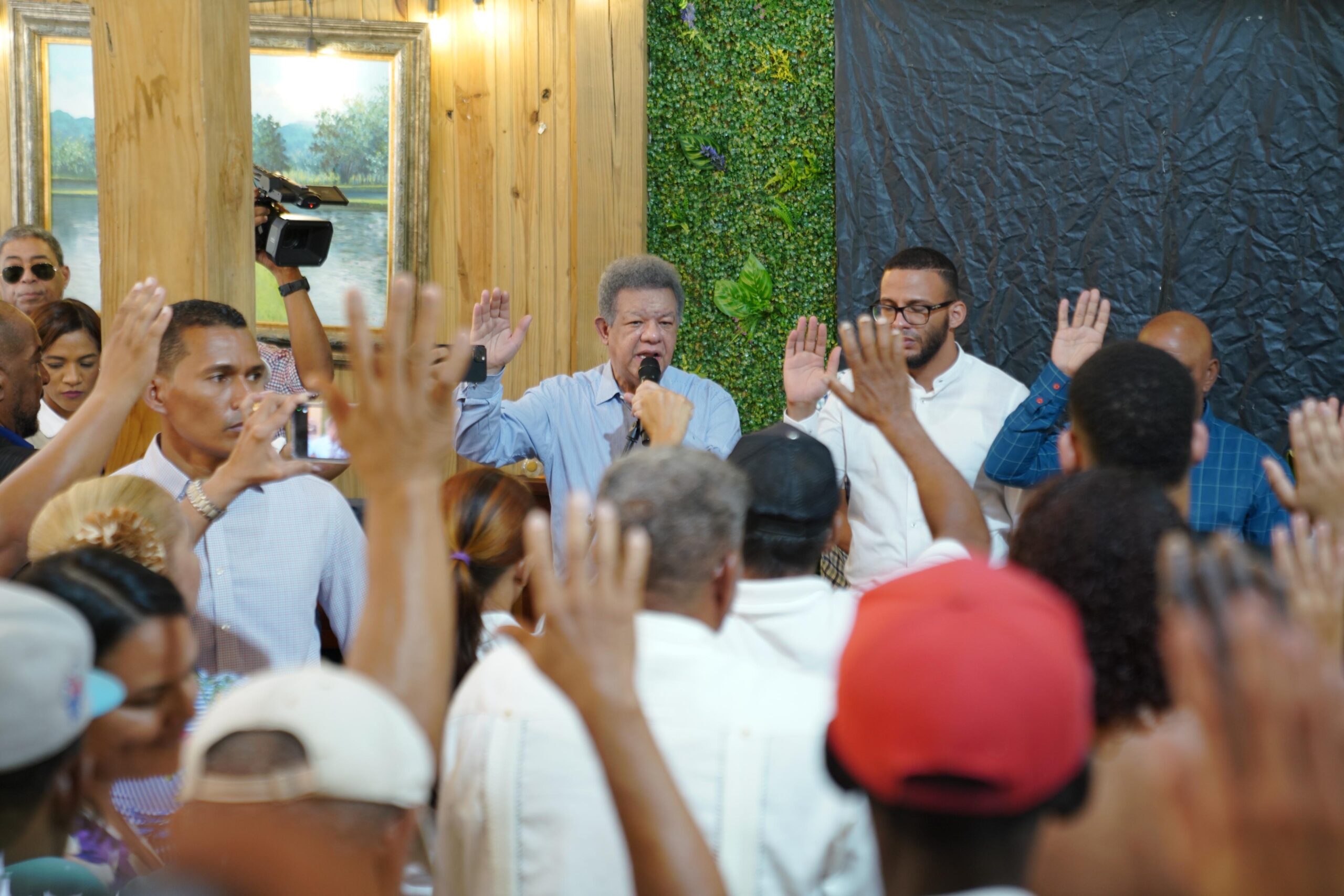 Leonel Fernández juramenta en la FP al exsenador Félix Vásquez y a destacados dirigentes de Sánchez Ramírez